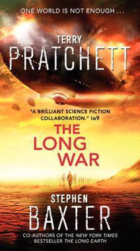 Boekomslag van 'The Long War' door Terry Pratchett en Stephen Baxter, met een luchtschip en zonsondergang.