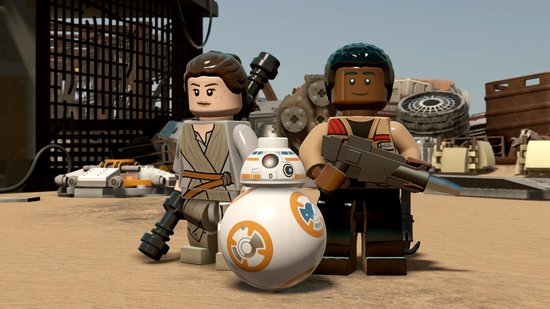 Lego Rey, Finn en BB-8 droid staan in een zanderige omgeving, Finn draagt een blaster.