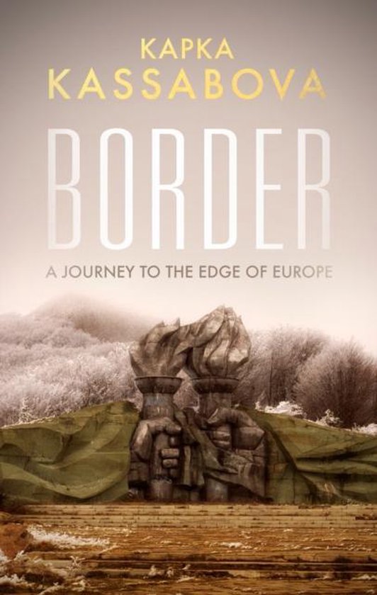 Boekomslag voor 'Border' van Kapka Kassabova met een monument van stenen fakkels tegen een winterse bosachtergrond.