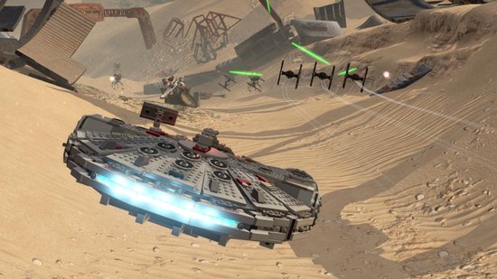 Lego Millennium Falcon ontwijkt TIE fighters en laserstralen in woestijnlandschap.