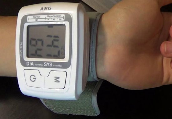 Digitale bloeddrukmeter - Hartslagmeter - bloeddruk meten - Aflezen LCD... |