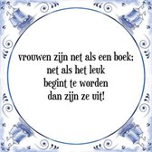 Tegeltje met Spreuk (Tegeltjeswijsheid): Vrouwen zijn net als een boek; net als het leuk begint te worden dan zijn ze uit! + Kado verpakking & Plakhanger