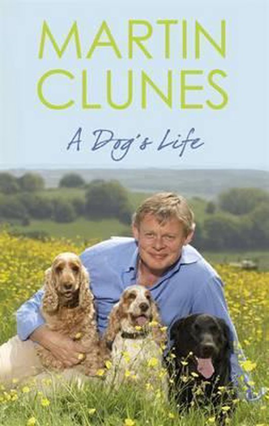 Martin Clunes met drie honden in een veld met gele bloemen.