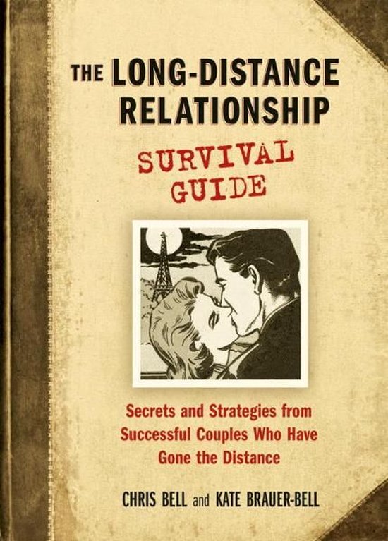 Boek "The Long-Distance Relationship Survival Guide" met illustratie van een stel dat elkaar kust voor de Eiffeltoren.
