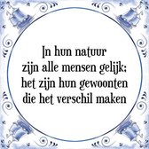 Tegeltje met Spreuk (Tegeltjeswijsheid): In hun natuur zijn alle mensen gelijk; het zijn hun gewoonten die het verschil maken + Kado verpakking & Plakhanger