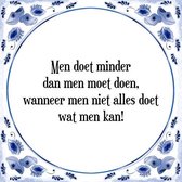 Tegeltje met Spreuk (Tegeltjeswijsheid): Men doet minder dan men moet doen, wanneer men niet alles doet wat men kan! + Kado verpakking & Plakhanger