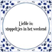 Tegeltje met Spreuk (Tegeltjeswijsheid): Liefde is; stoppeltjes in het weekend + Kado verpakking & Plakhanger