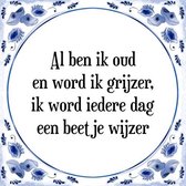 Tegeltje met Spreuk (Tegeltjeswijsheid): Al ben ik oud en word ik grijzer, ik word iedere dag een beetje wijzer + Kado verpakking & Plakhanger