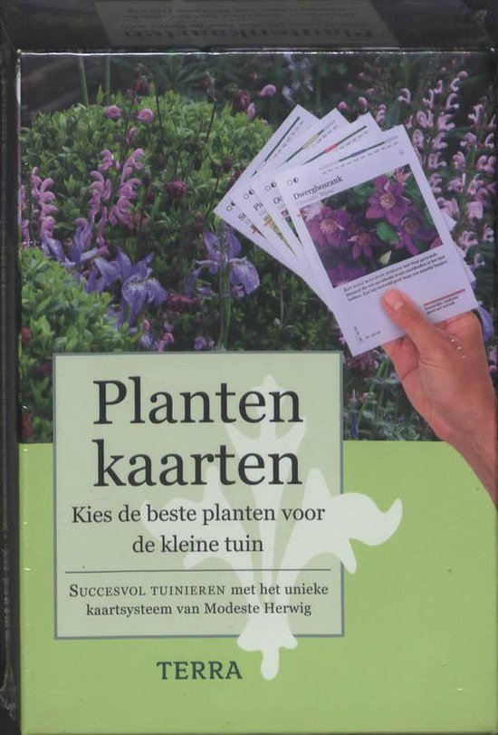 Boek met plantenkaarten, met afbeeldingen van paarse en roze bloemen en een hand die een kaart vasthoudt.