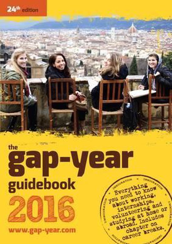 Boekomslag 'The Gap-Year Guidebook 2016' met vier jonge vrouwen die op stoelen voor een stadsgezicht zitten.