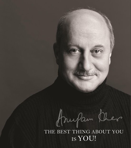 Een sepia portret van Anupam Kher, die een coltrui draagt. De tekst luidt: 'Anupam Kher THE BEST THING ABOUT YOU IS YOU!'.