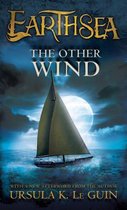 Boekcover van 'Earthsea: The Other Wind' met een zeilboot op de oceaan onder een volle maan.