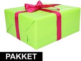 Inpak pakket met groen cadeaupapier en roze lint