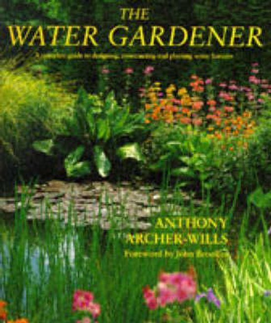 Boek 'The Water Gardener' met een foto van een vijver met planten en bloemen.