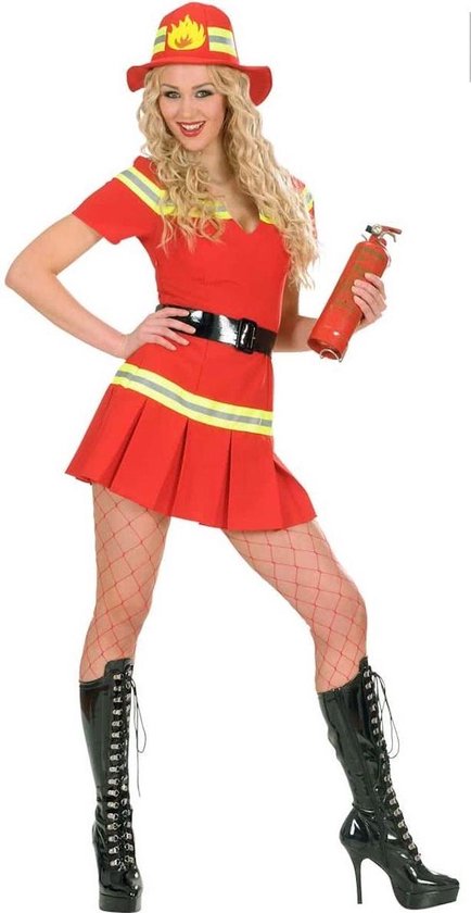 Vrouw in rood brandweerpak met gele strepen, zwarte riem en helm. Ze houdt een brandblusser vast, draagt visnetpanty en hoge laarzen.