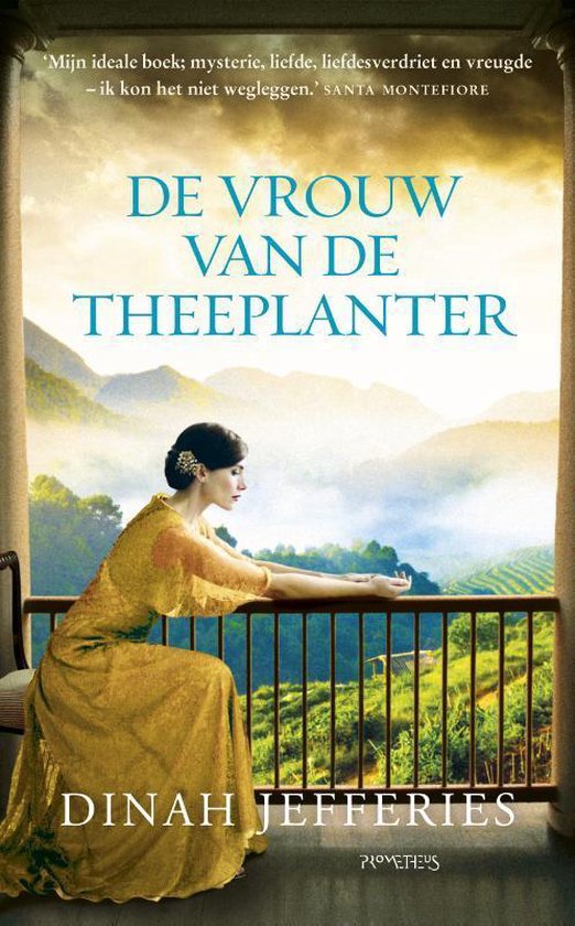 Een vrouw in een gele jurk zit op een balkon met uitzicht op een theeland en bergen. Titel: De vrouw van de theeplanter.