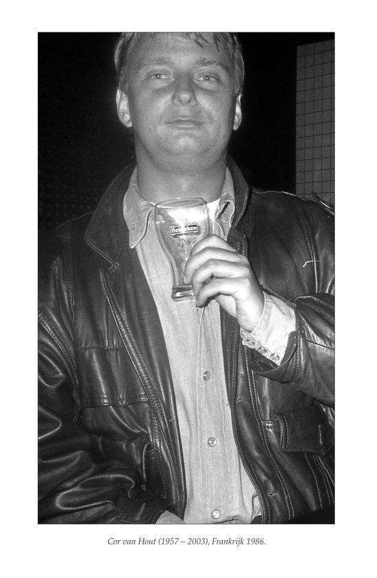 Zwart-wit foto van Cor van Hout met een glas bier in zijn hand, gekleed in een leren jas en overhemd.