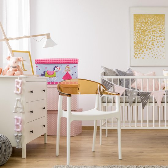 Roze opbergkist met prinses en paard, in een babykamer.