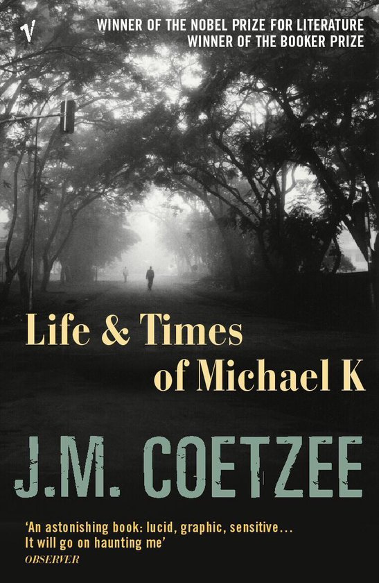 Boekhoes voor 'Life & Times of Michael K' door J.M. Coetzee, met een mistige laan op de achtergrond en prijzen bovenaan.