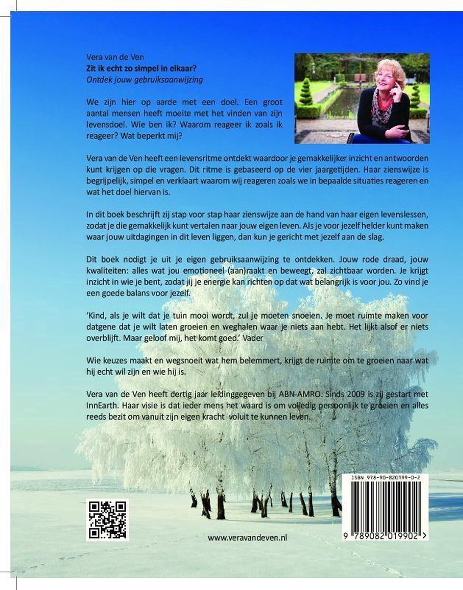 Een boek met een vrouw op de omslag, zittend op een stoel in de herfst.