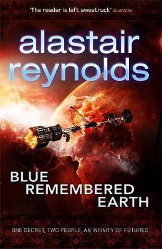 Boekomslag van 'Blue Remembered Earth' door Alastair Reynolds. Een ruimteschip met brandende motoren vliegt langs een gloeiende, rode planeet. De tekst luidt: 'Alastair Reynolds BLUE REMEMBERED EARTH'.