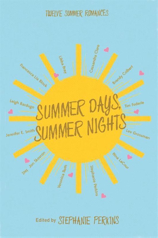 Boekomslag met een gele zon met de titel 'Summer Days, Summer Nights'. De zon heeft strepen met de namen van auteurs en roze hartjes.