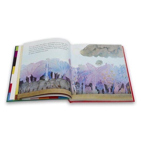 Open boek met jungle illustratie en een groep olifanten in grijstinten. Kleurrijke bomen en een grijze wolk.