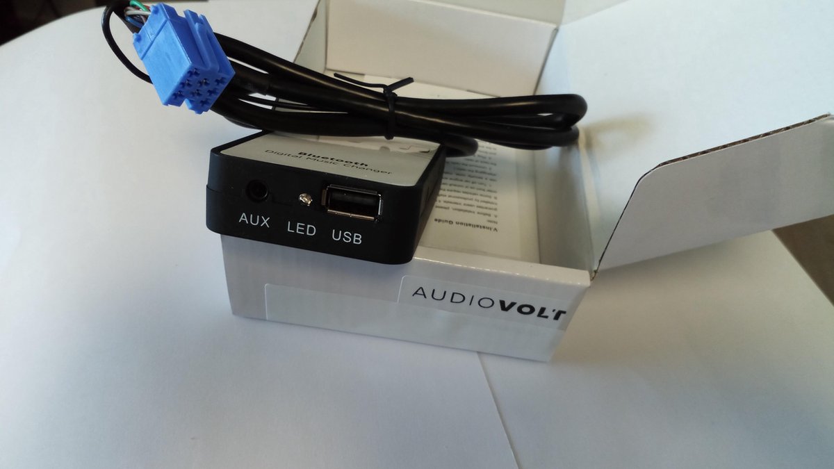 interface adapter (telefoon via aux) &  USB geschikt voor radio / autoradio Volkswagen Passat  indien de auto een van de afgebeelde radio's heeft (zie foto en omschrijving) 8 pins connector Audiovolt VW 02 - Merkloos