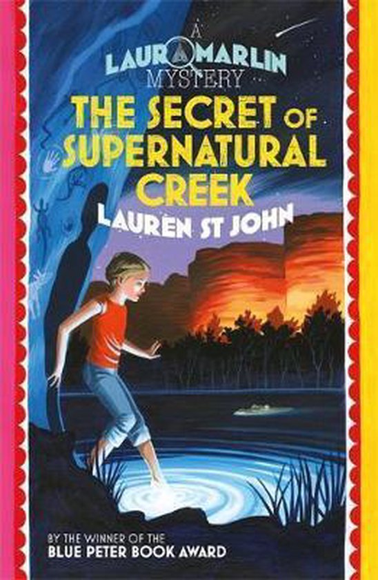 Boekomslag met de titel 'The Secret of Supernatural Creek', een mysterie van Laura Marlin. Een jongen met een oranje shirt en grijze broek test water bij een kreek, met op de achtergrond een bootje en rotsachtige gebouwen.
