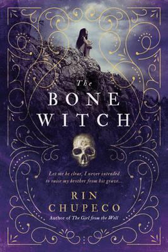 Boek kaft met een vrouw op een rots en een schedel, met de titel "The Bone Witch".