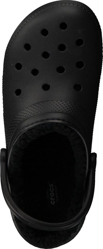 Bovenaanzicht van een zwarte gevoerde Crocs Clog met 'crocs comfort' logo.