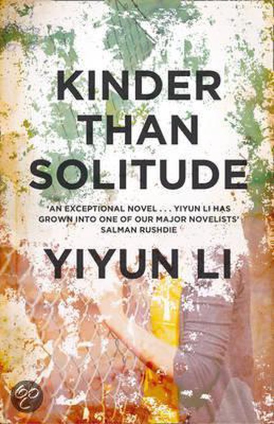 Boek 'Kinder Than Solitude' met titel in grote letters. Een deel van een gezicht is zichtbaar achter een hek.