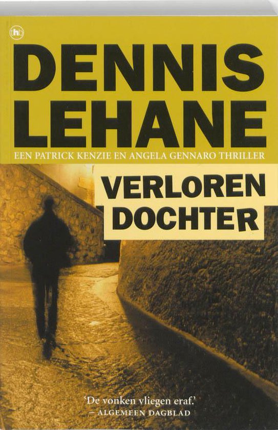 Een schimmige figuur loopt door een smalle steeg met stenen muren. Titel: Verloren Dochter.