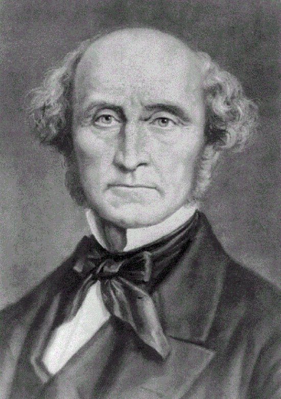 Portret van een kale man met grijzend haar aan de zijkanten, die een zwart pak met strik draagt.