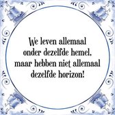 Tegeltje met Spreuk (Tegeltjeswijsheid): We leven allemaal onder dezelfde hemel, maar hebben niet allemaal dezelfde horizon! + Kado verpakking & Plakhanger