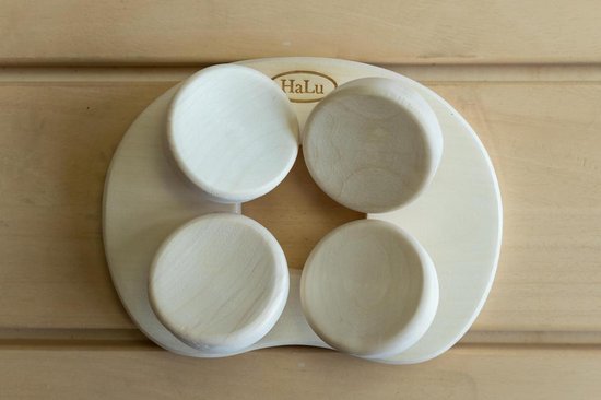 Houten hoofdkussen met vier ronde, licht gebogen steunen op houten achtergrond.