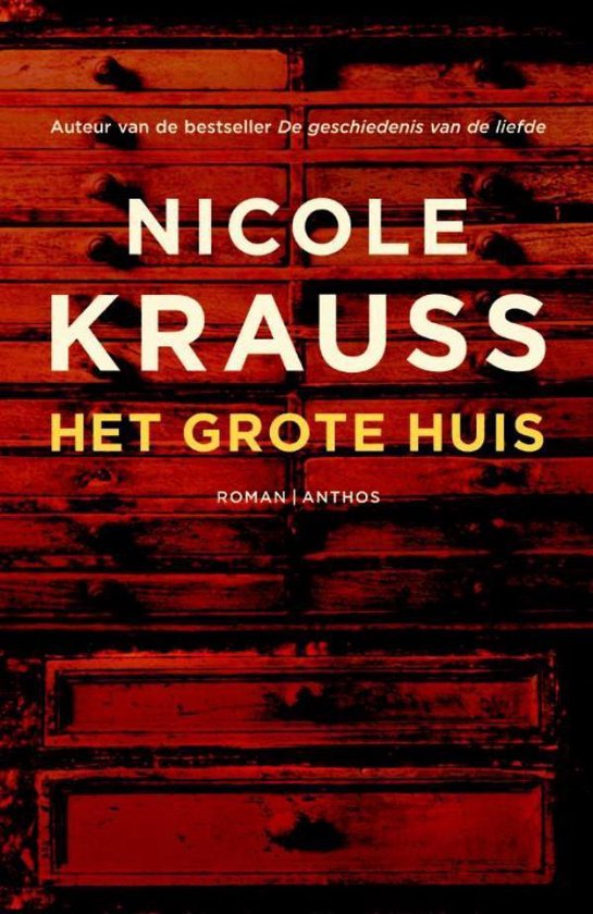 Boekomslag van 'Het grote huis' van Nicole Krauss. De achtergrond is een houten kast met laden.