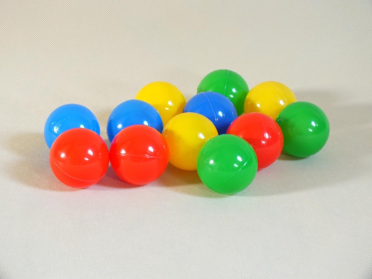 Grote Kinderspeelruimte Met Een Glijbaan En Kleurrijke Ballen In Een Dia En Kleurrijke Ballen Vermaak Centreren Image133955446