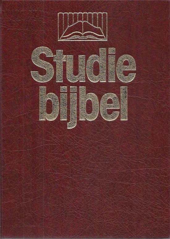 Donkerrode studiebijbel met gouden letters en een afbeelding van een open boek.