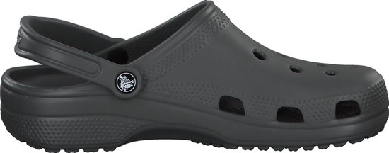 Sabot Crocs gris foncé vu de côté avec bride réglable et logo.