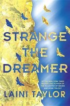 Boekomslag van 'Strange the Dreamer' met blauwe vlinders op een gouden textuur en de titel in gouden letters.