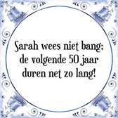 Tegeltje met Spreuk (50 jaar Sarah kado): Sarah wees niet bang; de volgende 50 jaar duren net zo lang! + Cadeau verpakking & Plakhanger