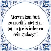 Tegeltje met Spreuk (Tegeltjeswijsheid): Sterven kan toch zo moeilijk niet zijn; tot nu toe is iedereen erin geslaagd! + Kado verpakking & Plakhanger