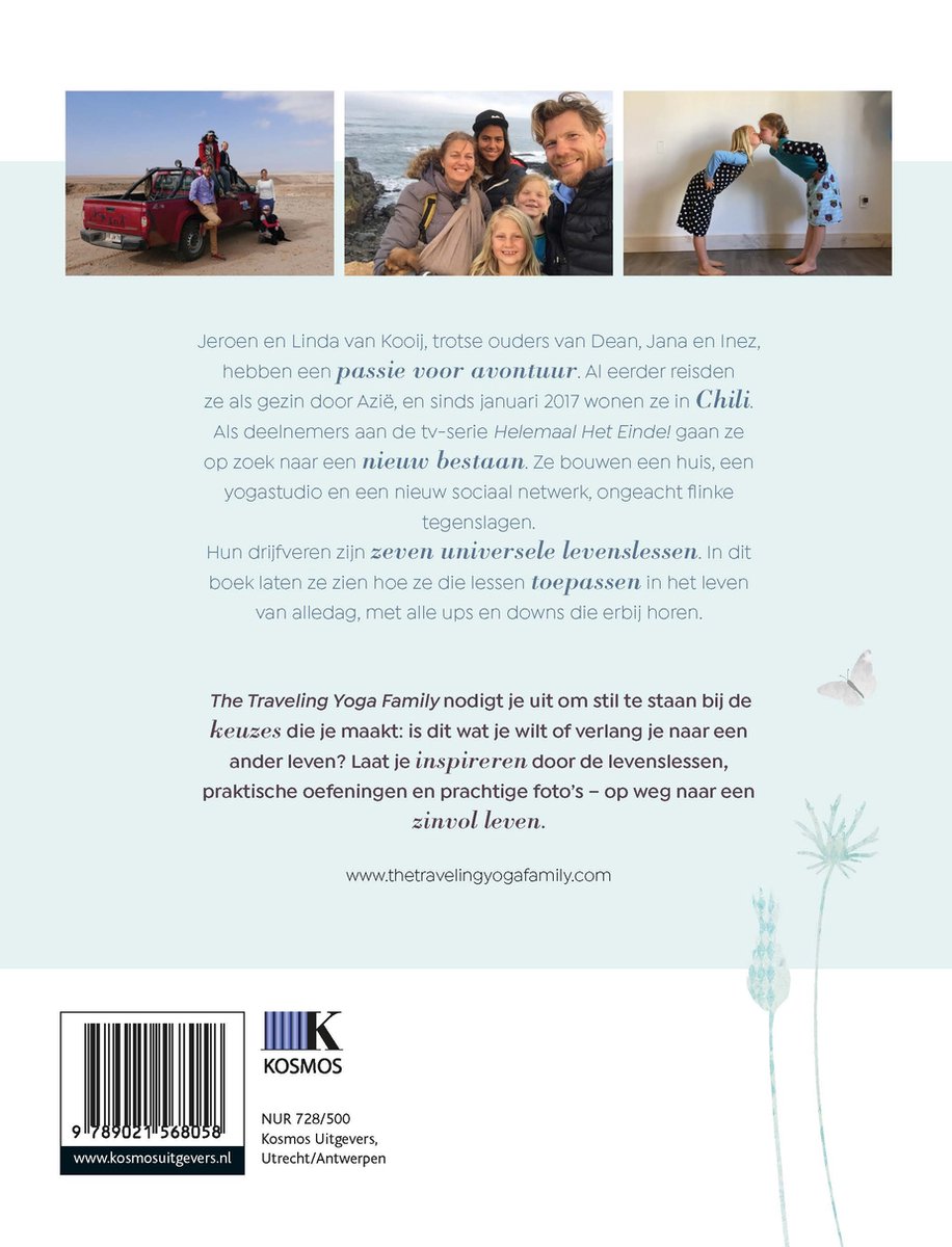 Achterkant van het boek The Traveling Yoga Family met foto's van een pick-up truck met mensen erop, een familie op het strand en twee kinderen die elkaar omhelzen. Tekst over de inhoud van het boek.