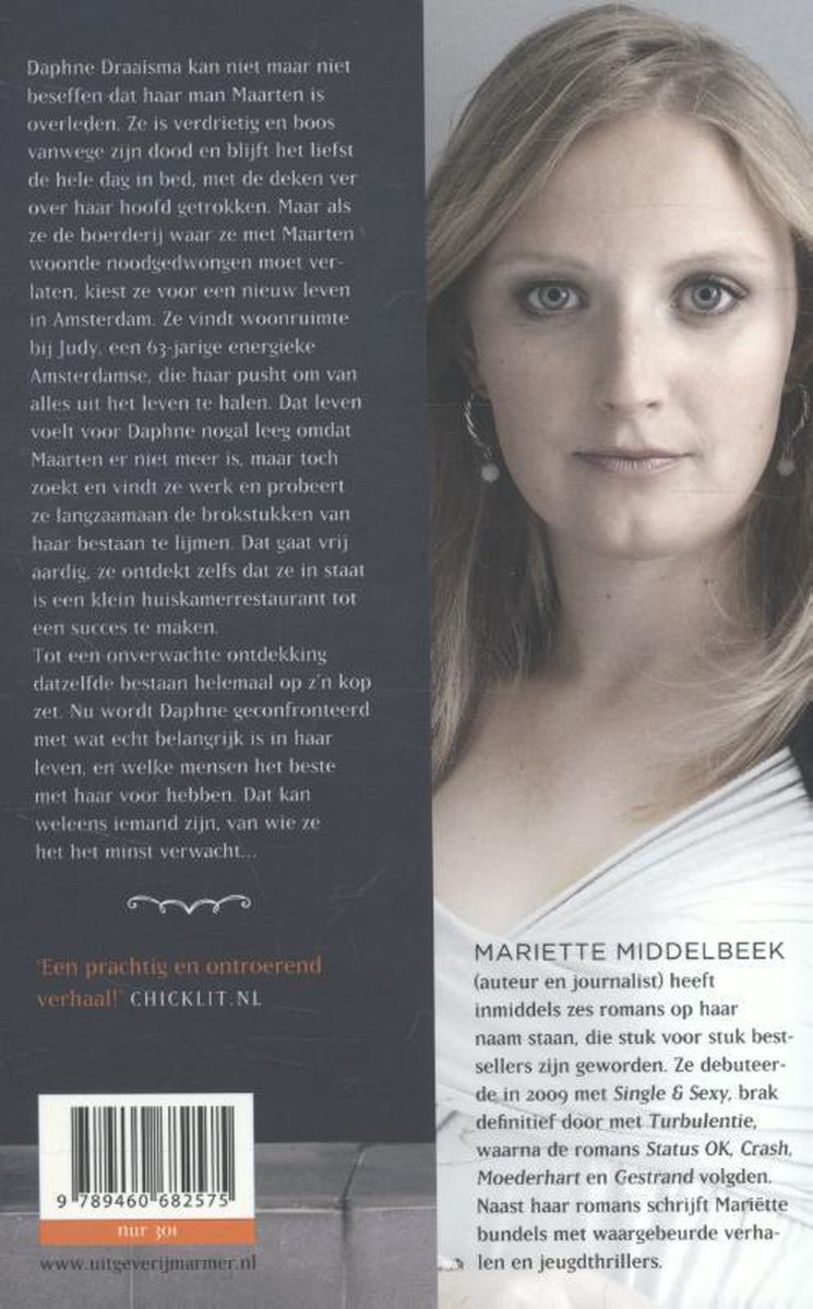 Portret van Mariette Middelbeek, auteur van 'Crash'. Ze heeft blond haar en draagt een witte top.