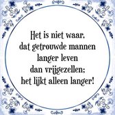 Tegeltje met Spreuk (Tegeltjeswijsheid): Het is niet waar, dat getrouwde mannen langer leven dan vrijgezellen; het lijkt alleen langer! + Kado verpakking & Plakhanger