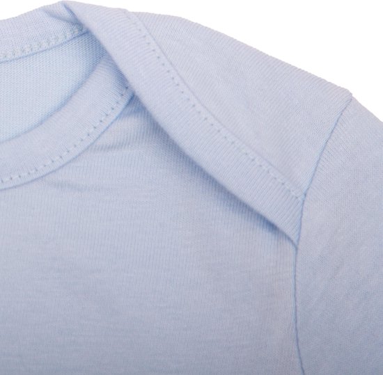 Close-up van de schouder en kraag van een lichtblauwe baby romper.