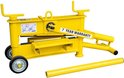 Gele klinkerknipper met wielen, handgrepen, een duwhendel en een losse stang.