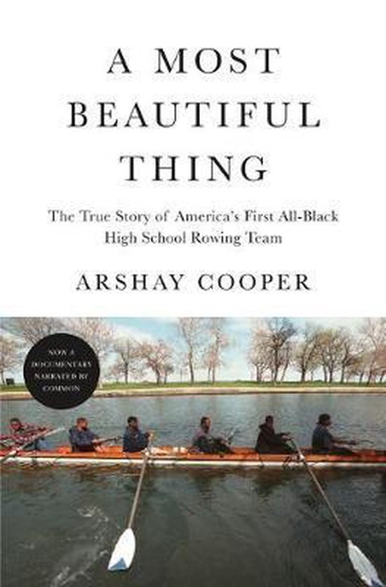 Boek 'A Most Beautiful Thing'. De ware geschiedenis van Amerika's eerste volledig zwarte roeiteam van de middelbare school. Een groep roeiers in een boot op het water.