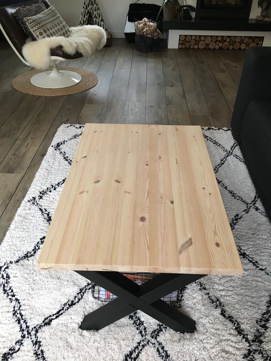 Table basse industrielle en pin couleur blanc | X-frame noir mat